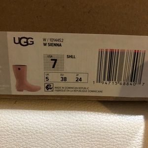UGG Sienna pink rain boots. New still in the box. Cute and wear with anything😜